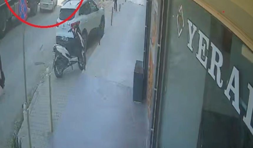 Otomobili oyuncak araba gibi önünde sürükledi, arkasına bakmadan gitti