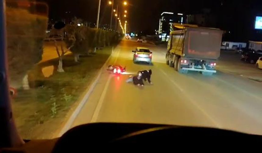 Yola savrulan 2 kişiye aldırış etmeyen sürücü arkasına bile bakmadı