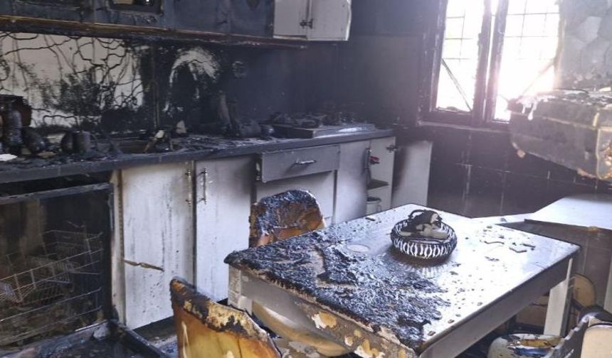 Yıldırım isabet eden ev küle döndü, karı koca hastanelik oldu