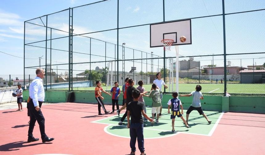 Başkan söz verip, yerine getirdiği sahada çocuklarla basketbol oynadı