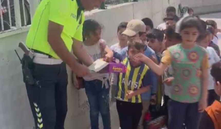 Polis ekiplerinin okul önündeki çikolata sırası yürekleri ısıttı