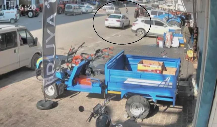 Koşarak yolun karşısına geçen çocuğa otomobil çarptı