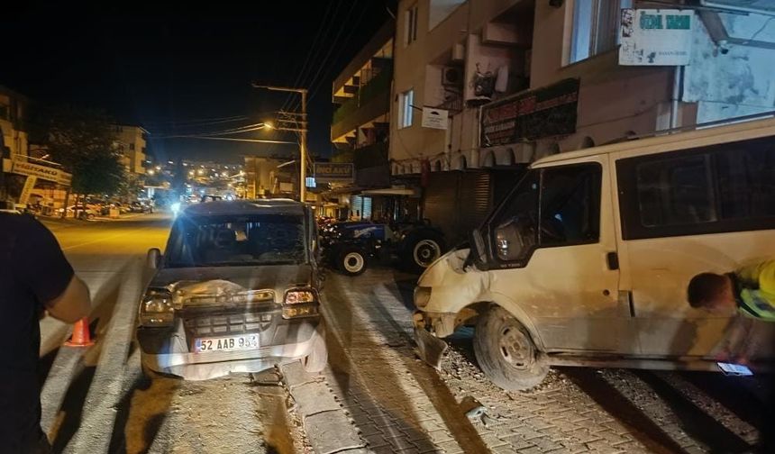 Hafif ticari araç önce patpata sonra minibüse çarptı