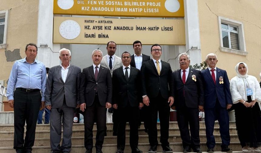 Rektör Eren İmam Hatipli Kız Öğrencilerin Düzenlediği Bilim Fuarına Katıldı