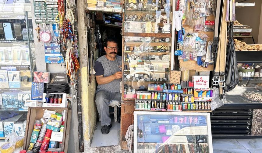 2 metrekarelik dükkanda 3 evladını okutup meslek sahibi yaptı