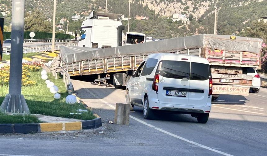 Seyir halindeki tırın dorsesi çıktı