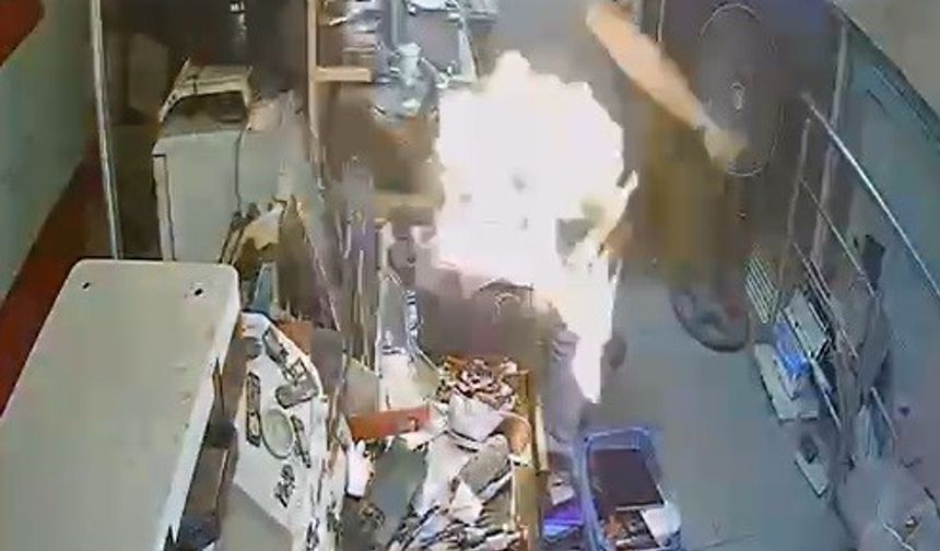 Cep telefonu tamir esnasında bomba gibi patladı