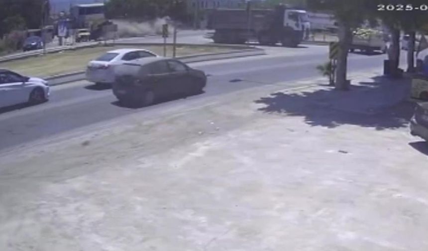 Havada metrelerce uçan otomobil 2 araca çarparak durabildi