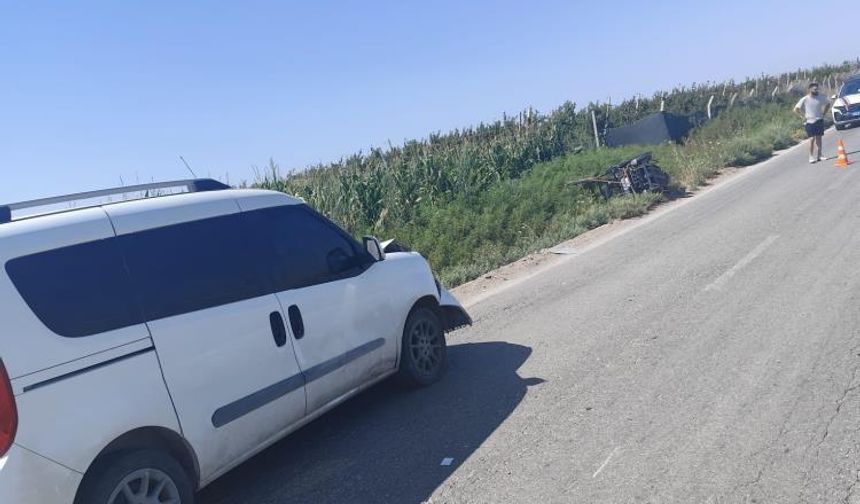 Hafif ticari araçla motosiklet çarpıştı: 2 ölü