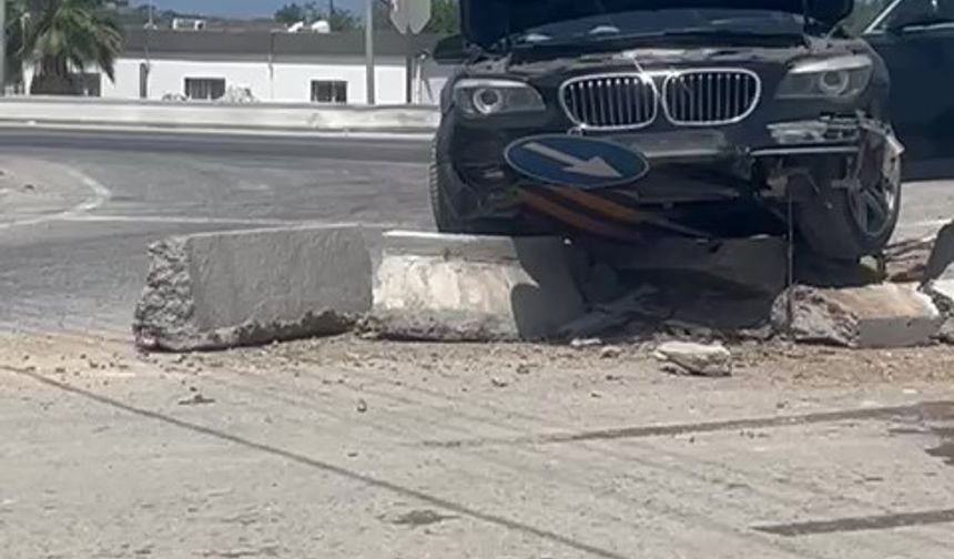 Araçla çarpışmamak için refüje çıktı