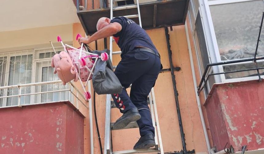 Asansörde mahsur kalan anne ve çocuğu itfaiye kurtardı