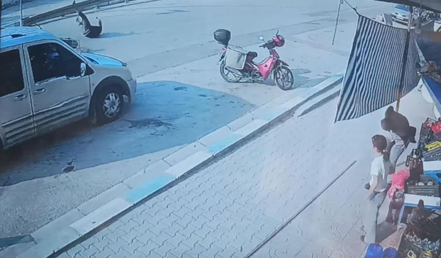Kapıyı açmasıyla motosiklet sürücüsü yere yığıldı
