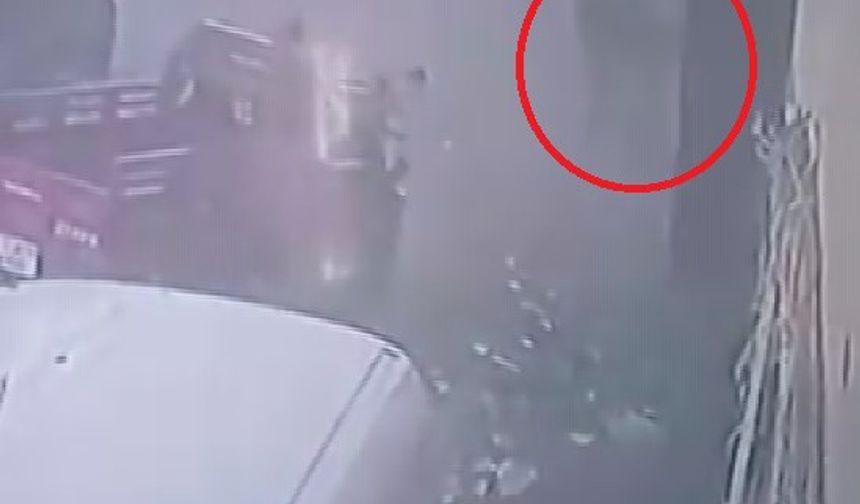 Otomobille çarpışan motosikletli metrelerce savruldu