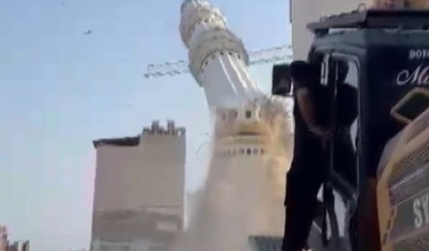Depremde ağır hasar alan minarenin yerle bir olduğu anlar