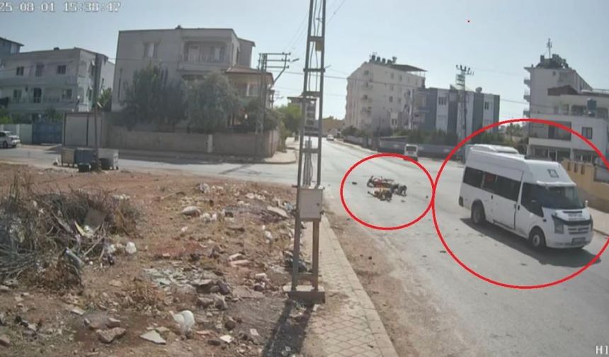 Motosiklet, minibüse ok gibi saplandı