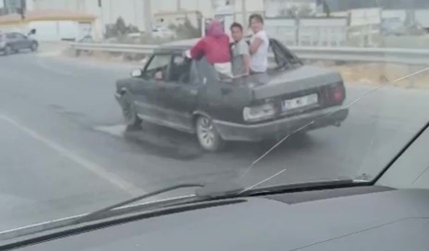 Çocukların, arka camı olmayan TOFAŞ'tan dışarı çıkarak yaptıkları ölümüne yolculuk