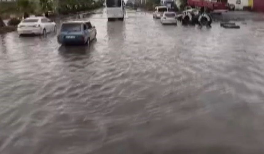 Hatay’da etkili olan sağanak yağmur yolları göle çevirdi
