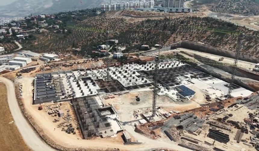 İskenderun’da sismik izolatör sistemli 600 yataklı devlet hastanenin inşası hızla sürüyor