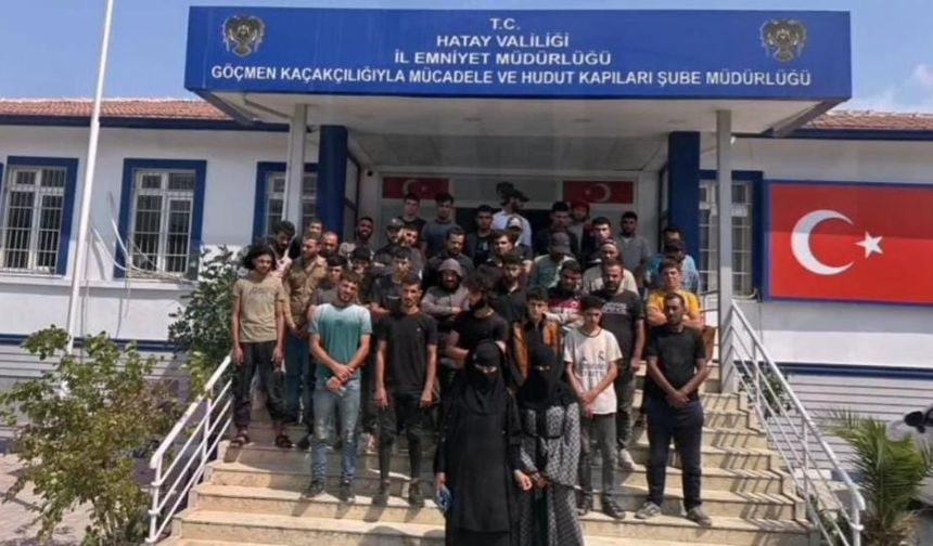 42 göçmen üzeri fileyle kapatılan kamyonet kasasında yakalandı
