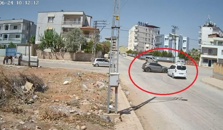 Sabırsızlığı başına iş açan sürücü, sağdan sollama yaparken kaza yaptı