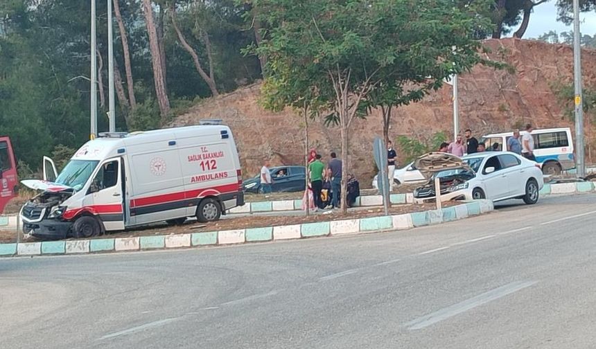 Ambulansla, otomobil çarpıştı: 5 yaralı