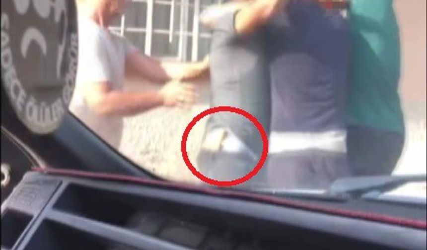 Belindeki bıçakla tekmeli yumruklu kavgaya girdi