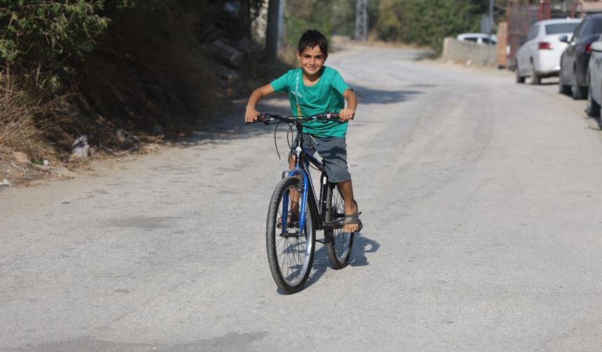 Bisiklet alma hayaliyle su satan 9 yaşındaki çocuk, hayırseverlerin hediye ettiği bisikletiyle ilk pedalını çevirdi