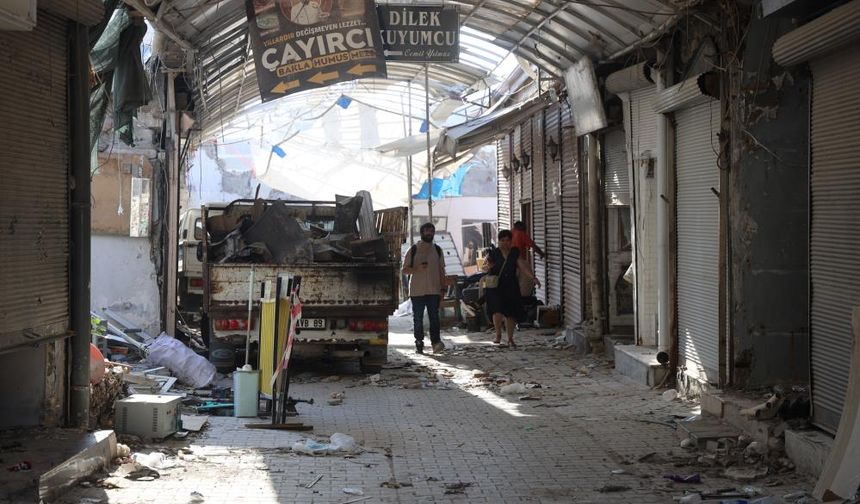 Tarihi Uzun Çarşı'da restorasyon çalışması yıkımla başladı