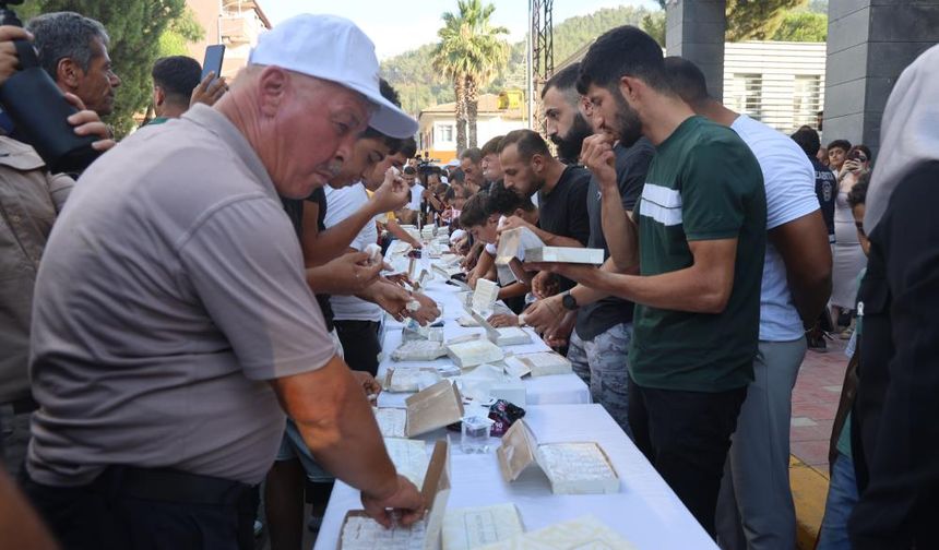 3 dakikada 1 kilo 100 gram lokum yemeyi başardı