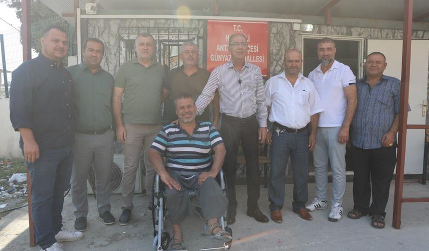 Başkan Yapar, engelli vatandaşa verdiği sözü tutarak tekerlekli sandalyeyi teslim etti