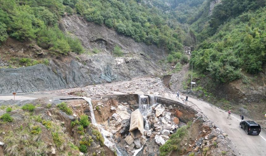 Hatay'da şiddetli yağış hayatı felç etti: Yaylalarda yol çöktü, evler zarar gördü