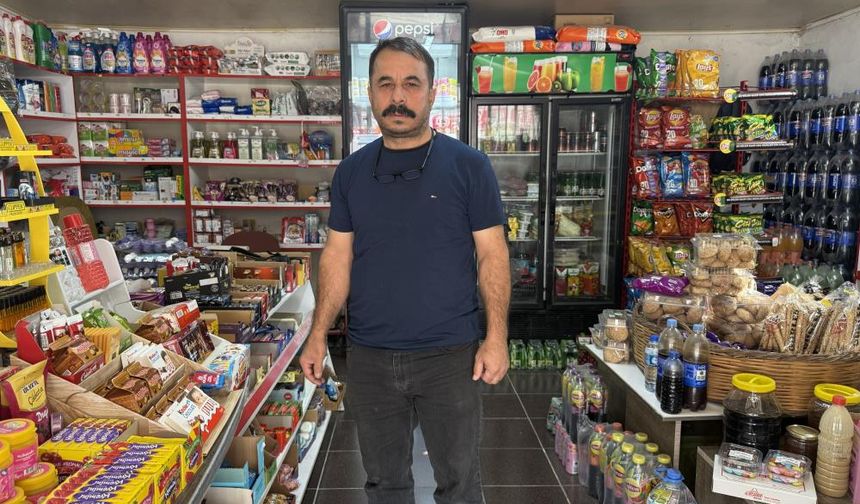 Bakkalın veresiye defterini satın alan gizemli hayırsever, borçları ödeyip defteri yaktı