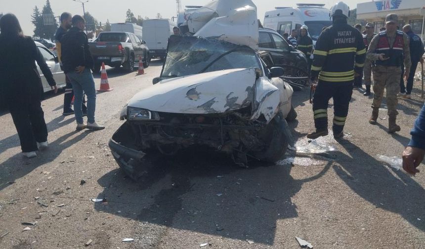 Tır, ışıkta bekleyen 5 aracı biçti