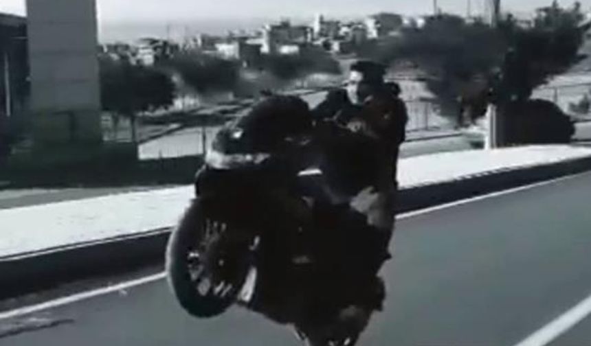 Motosikletle yaptığı şovlar hem ceza yedirdi, hem ehliyetinden etti