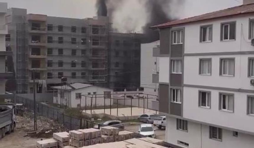 Yangına iskelede yakalanan işçilerin zor anları kamerada