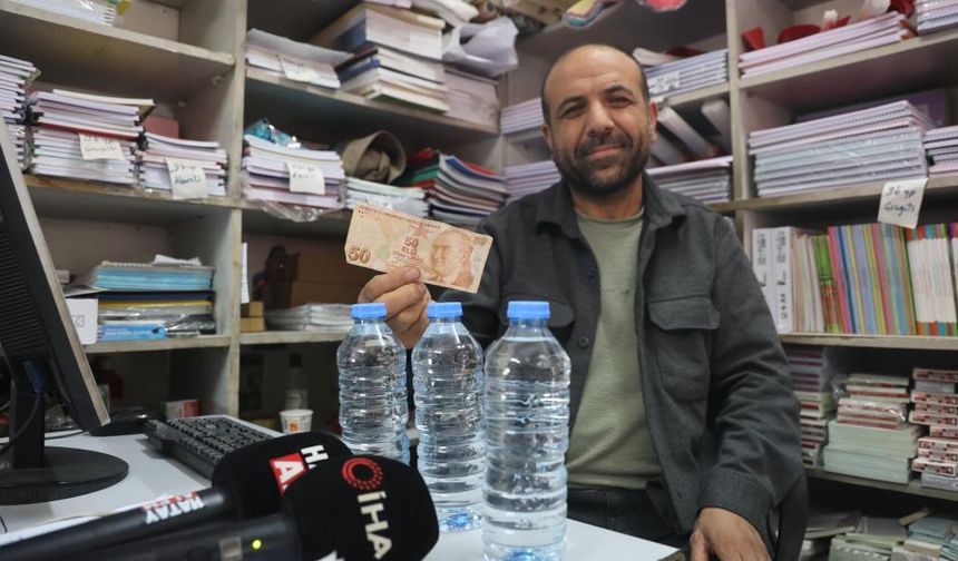 Su alan gençlerin 50 TL ile birlikte bıraktıkları ‘hakkını helal et’ notu esnafı duygulandırdı