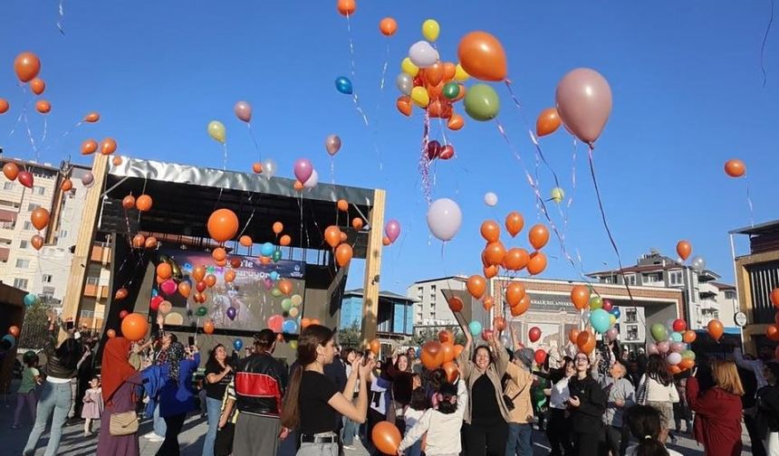 Kansere karşı savaşını kazanan Ceylin'in zaferi gökyüzüne bırakılan balonlarla kutlandı