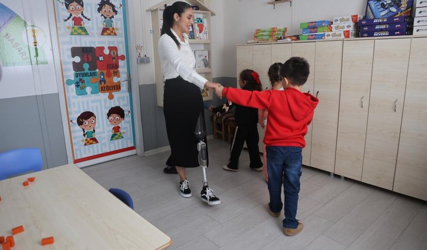 Enkazdan 46. saatte kurtarılan genç öğretmen, geri döndüğü mesleğinde minik öğrencileriyle yaşama tutundu