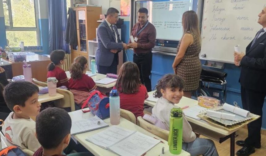 Veliler, hediye kabul etmeyen öğretmenlerinin adına tekerlekli sandalye desteğinde bulundular