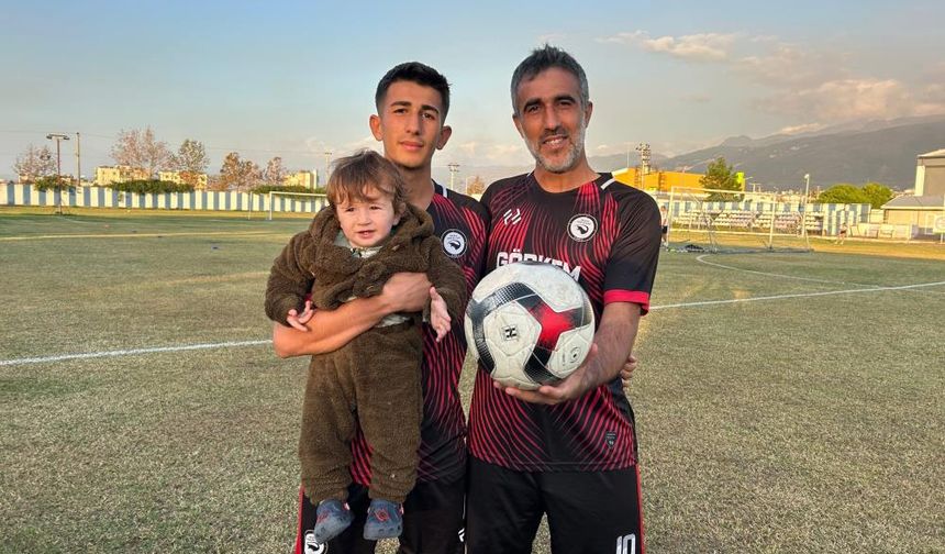 Hayalini gerçekleştiren 42 yaşındaki baba, 16 yaşındaki oğluyla birlikte meşin yuvarlağında peşinde koşuyor