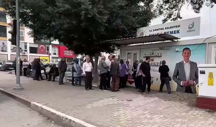 7 TL'ye ekmek satınca metrelerce kuyruk oluştu