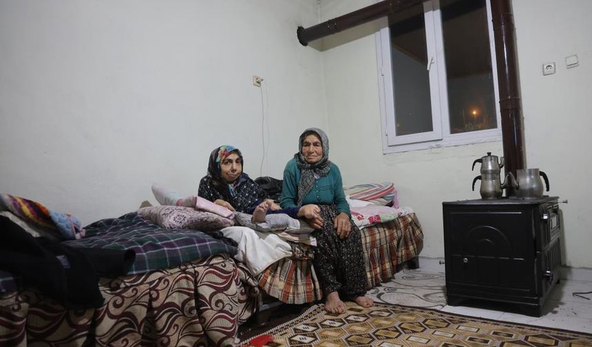 80 yaşındaki anne, 61 yaşındaki bedensel engelli kızına ömrünü adadı