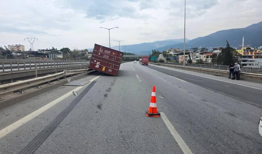Hatay’da fırtına nedeniyle tırlar devrildi