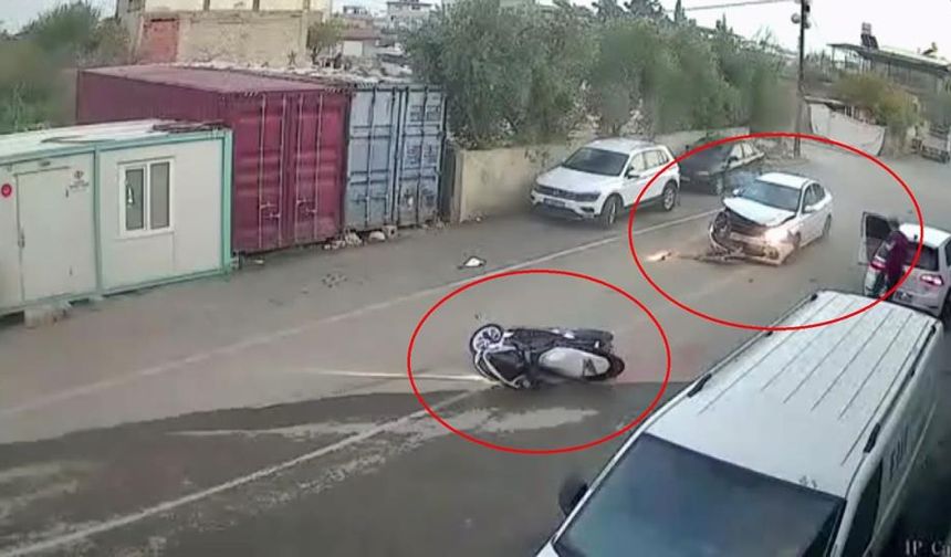 Otomobille çarpışan motosiklet sürücüsünün havada taklalar attı