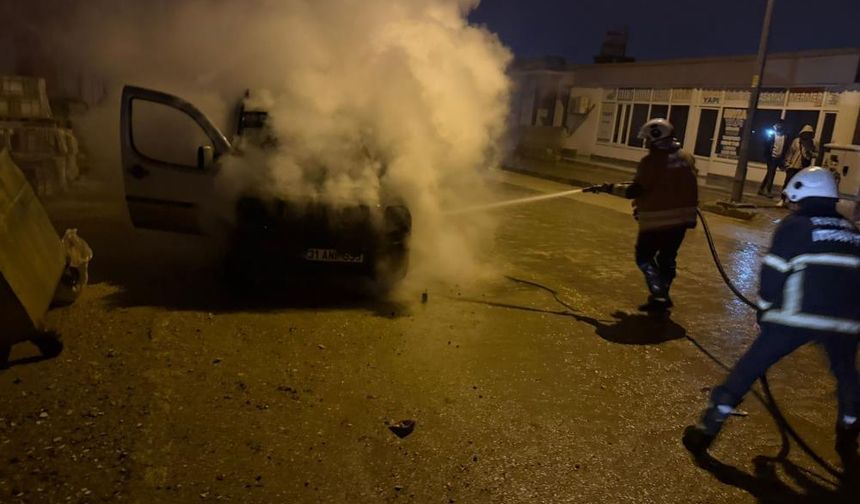 Kırıkhan'da hafif ticari araç yandı