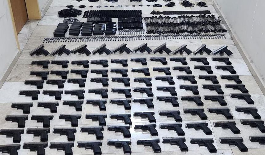 Bagajdan silah deposu gibi 90 adet ruhsatsız tabancı çıktı