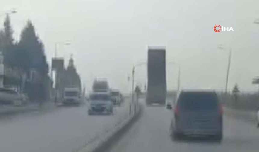 Damperi açık hafriyat kamyonu trafik ışıklarına çarptı