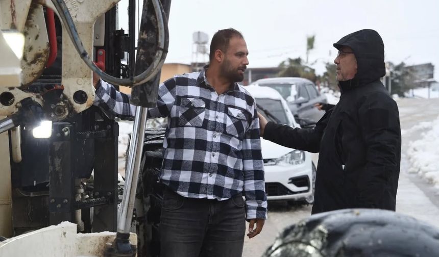 Antakya’da karla mücadele sürüyor