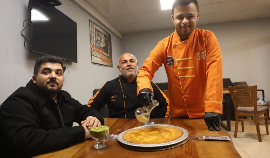 Dünyanın en iyi tatlısı seçilen ‘Antakya Künefesi' down sendromlu Mehmet'in ellerinde tat buluyor