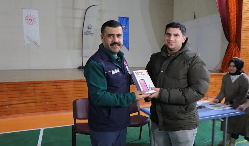 Depremzede öğrencilere burs ve tablet desteği